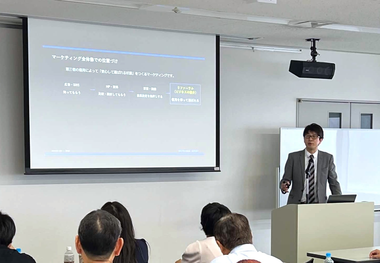 福耳アカデミーの会場で受講者に向けて講演する講師